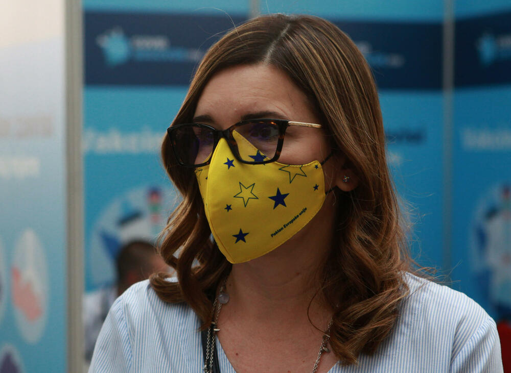 <p>Novi vakcinalni punkt u šoping centru Delta siti otvoren je danas. Strategija Ministarstva zdravlja bila je da ovaj punkt privuče i mlađe građane kako bi se vakcinisali. Kroz šoping centar dnevno prođe od 12.000 do 15.000 građana, a svuda u svijetu ovo se pokazalo kao pozitivan trend. Na novootvorenom punktu biće dostupna vakcine Sinofram i AstraZeneka. Otvaranju punkta prisustvovali su ministarka zdravlja Jelena Borovinić Bojović, šefica Delegacije EU Oana Kristina Popa i direktor Doma zdravlja Podgorica Danilo Jokić.</p>