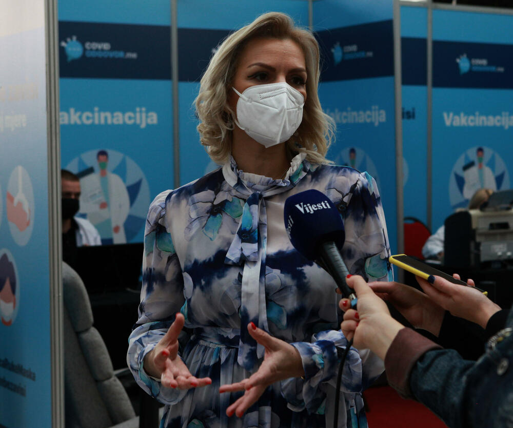 <p>Novi vakcinalni punkt u šoping centru Delta siti otvoren je danas. Strategija Ministarstva zdravlja bila je da ovaj punkt privuče i mlađe građane kako bi se vakcinisali. Kroz šoping centar dnevno prođe od 12.000 do 15.000 građana, a svuda u svijetu ovo se pokazalo kao pozitivan trend. Na novootvorenom punktu biće dostupna vakcine Sinofram i AstraZeneka. Otvaranju punkta prisustvovali su ministarka zdravlja Jelena Borovinić Bojović, šefica Delegacije EU Oana Kristina Popa i direktor Doma zdravlja Podgorica Danilo Jokić.</p>