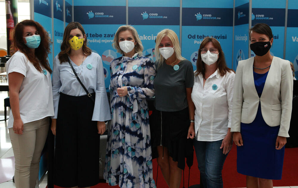 <p>Novi vakcinalni punkt u šoping centru Delta siti otvoren je danas. Strategija Ministarstva zdravlja bila je da ovaj punkt privuče i mlađe građane kako bi se vakcinisali. Kroz šoping centar dnevno prođe od 12.000 do 15.000 građana, a svuda u svijetu ovo se pokazalo kao pozitivan trend. Na novootvorenom punktu biće dostupna vakcine Sinofram i AstraZeneka. Otvaranju punkta prisustvovali su ministarka zdravlja Jelena Borovinić Bojović, šefica Delegacije EU Oana Kristina Popa i direktor Doma zdravlja Podgorica Danilo Jokić.</p>