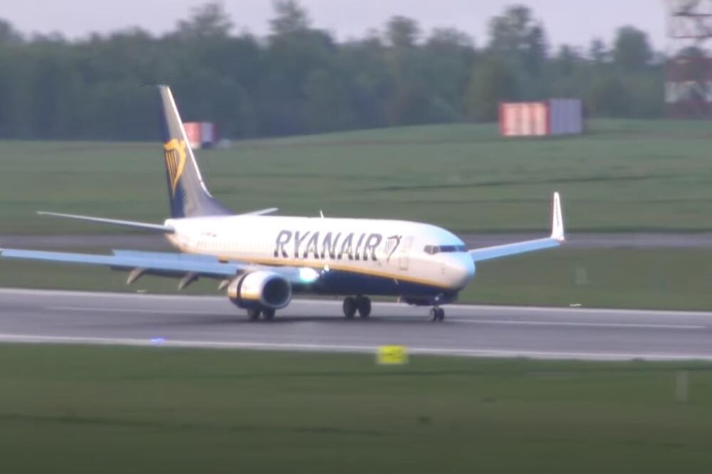 Avion Rajanera na aerodromu u Minsku, Foto: Screenshot/Youtube