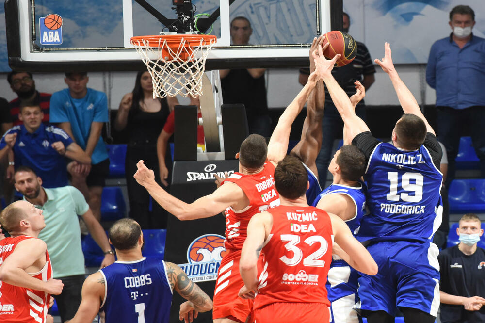 Nikolić se pod košem bori za loptu, Foto: Savo Prelević
