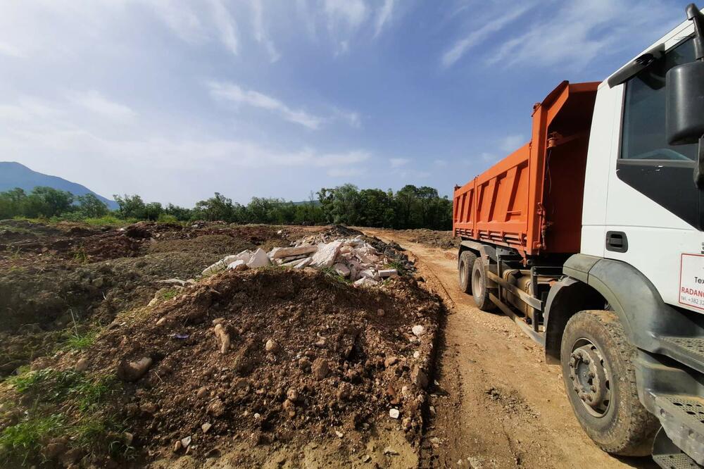 Odlaganje zemlje i otpada, Foto: Opština Tivat