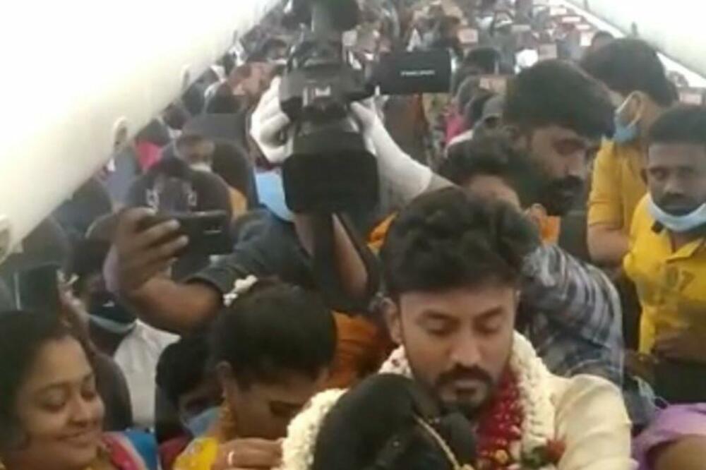 Na snimku sa društvenih mreža se vidi prepun avion u letu, Foto: BBC