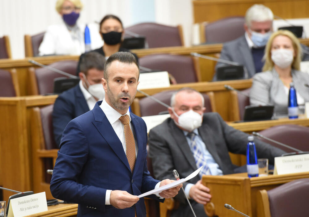 BOGDANOVIČ I RADULOVIĆ SE ODREKLI PRIVILEGIJA