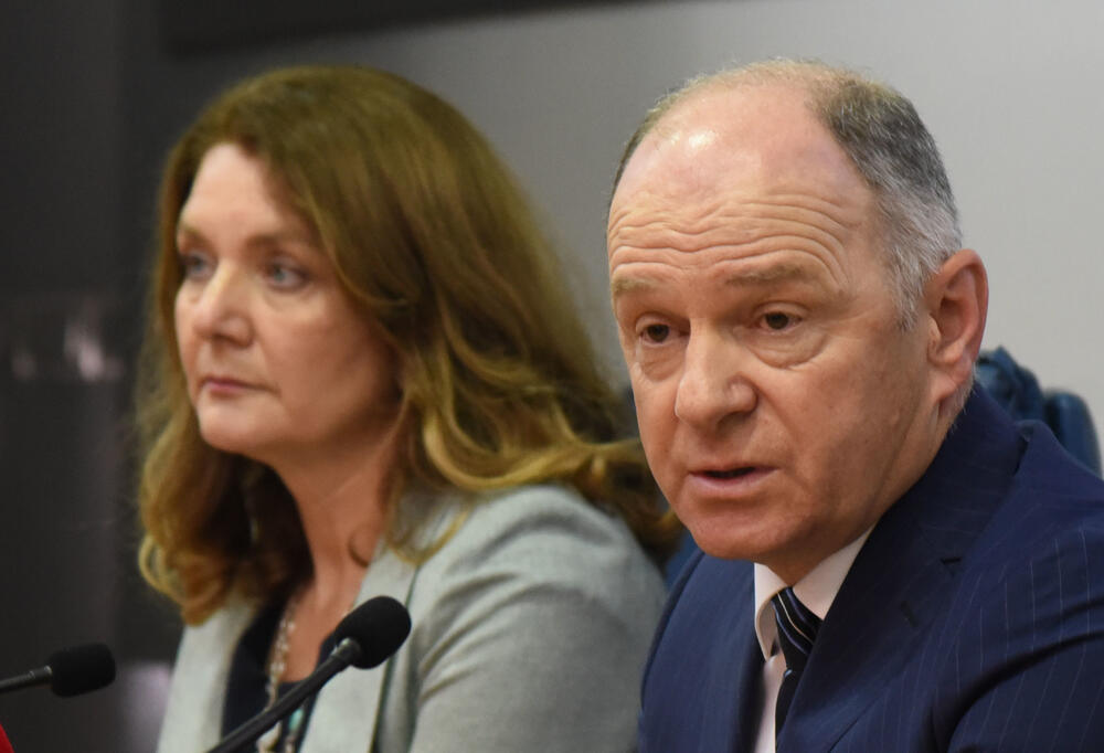 <p>Predsjednik Advokatske komore Zdravko Begović je kazao da se nada da njihova obustava rada neće toliko trajati jer bi bila na štetu građana koje traba da zastupaju advokati ali i Vlada</p>