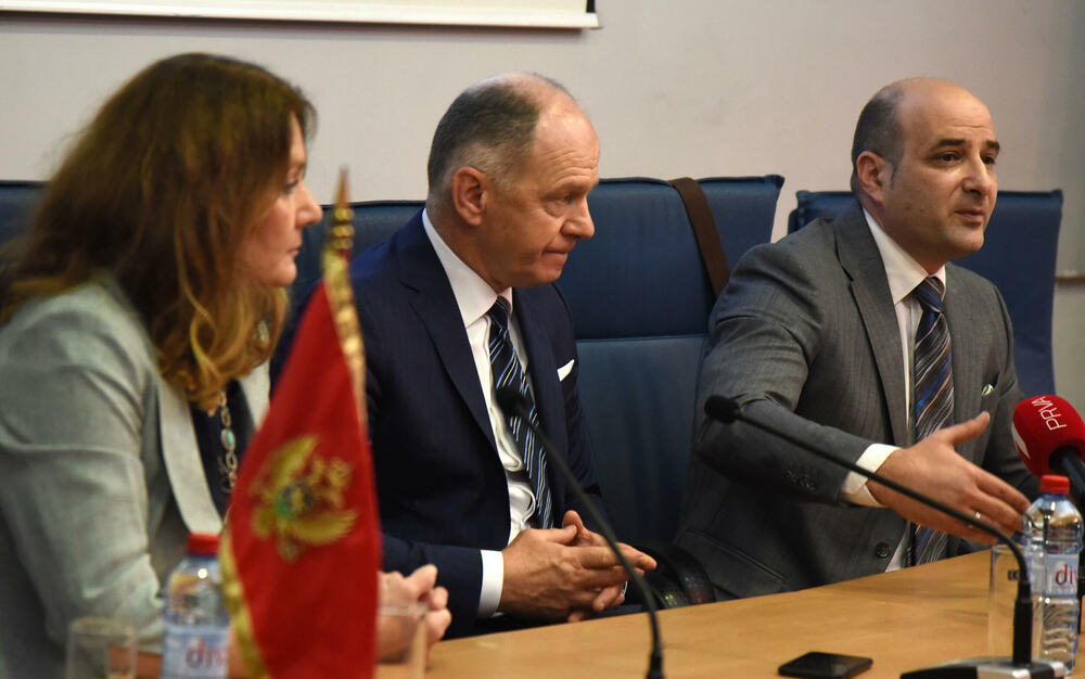 <p>Predsjednik Advokatske komore Zdravko Begović je kazao da se nada da njihova obustava rada neće toliko trajati jer bi bila na štetu građana koje traba da zastupaju advokati ali i Vlada</p>