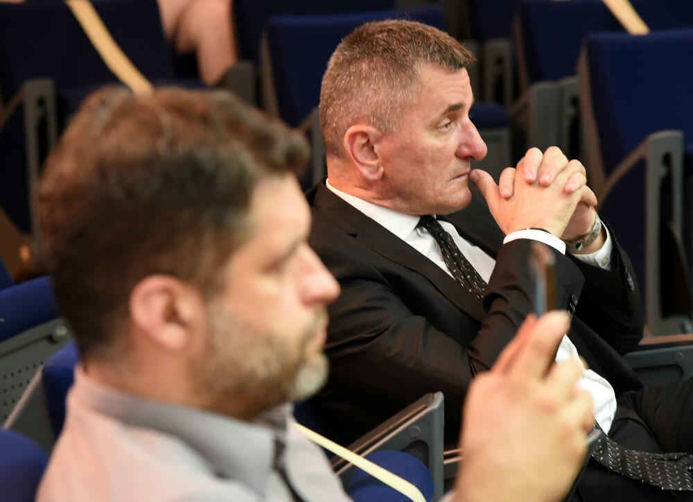 <p>Predsjednik Advokatske komore Zdravko Begović je kazao da se nada da njihova obustava rada neće toliko trajati jer bi bila na štetu građana koje traba da zastupaju advokati ali i Vlada</p>