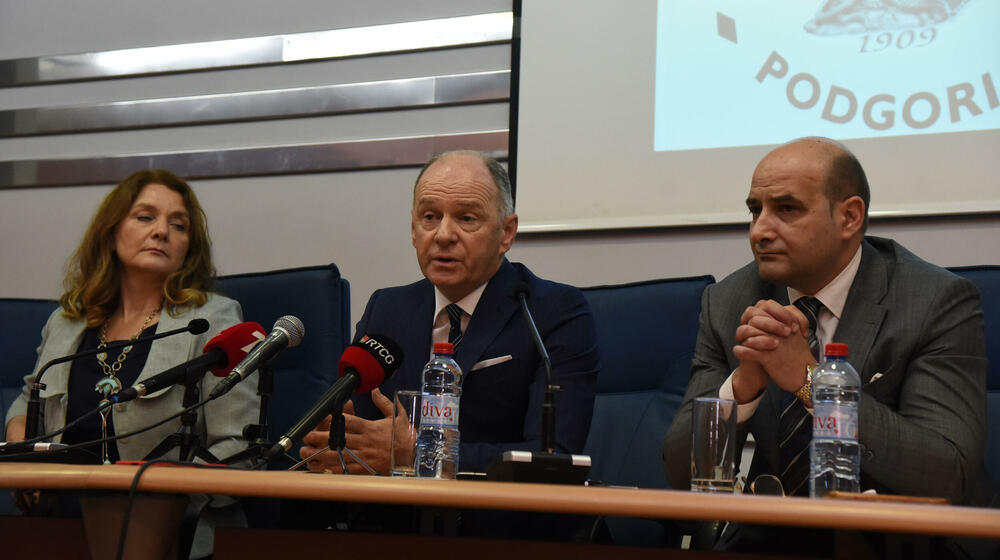 <p>Predsjednik Advokatske komore Zdravko Begović je kazao da se nada da njihova obustava rada neće toliko trajati jer bi bila na štetu građana koje traba da zastupaju advokati ali i Vlada</p>