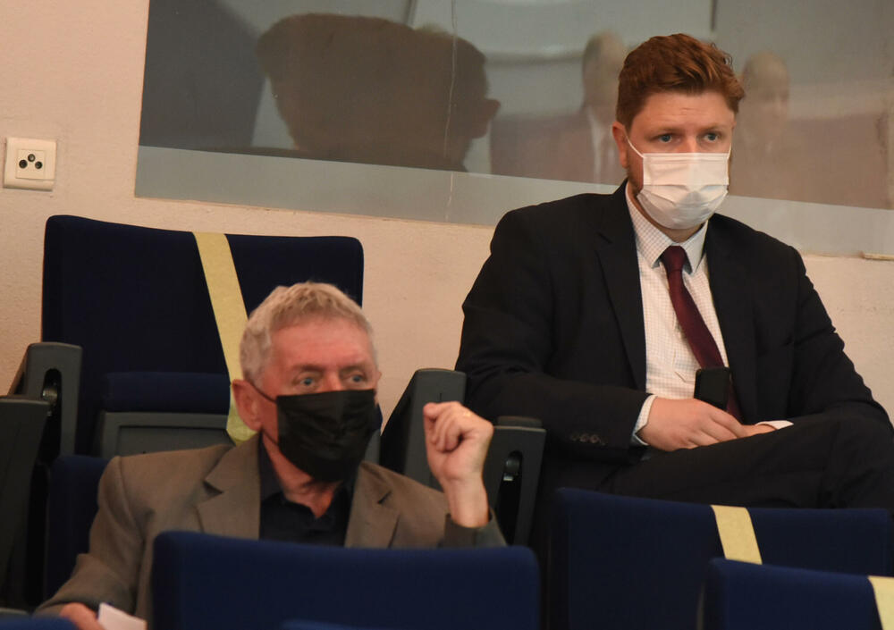 <p>Predsjednik Advokatske komore Zdravko Begović je kazao da se nada da njihova obustava rada neće toliko trajati jer bi bila na štetu građana koje traba da zastupaju advokati ali i Vlada</p>