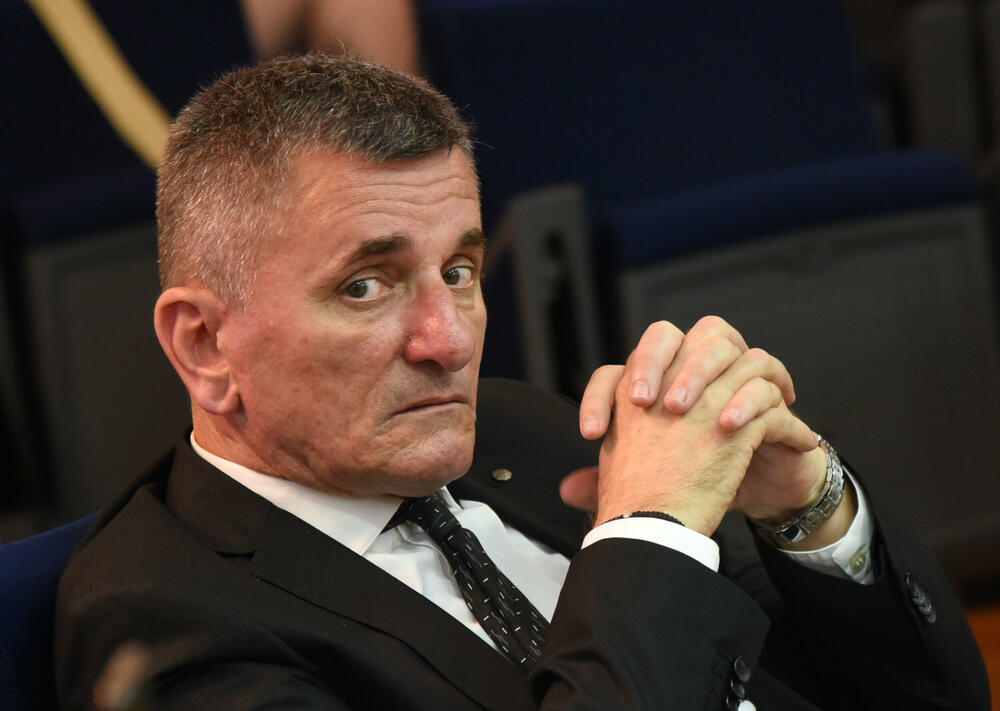 <p>Predsjednik Advokatske komore Zdravko Begović je kazao da se nada da njihova obustava rada neće toliko trajati jer bi bila na štetu građana koje traba da zastupaju advokati ali i Vlada</p>