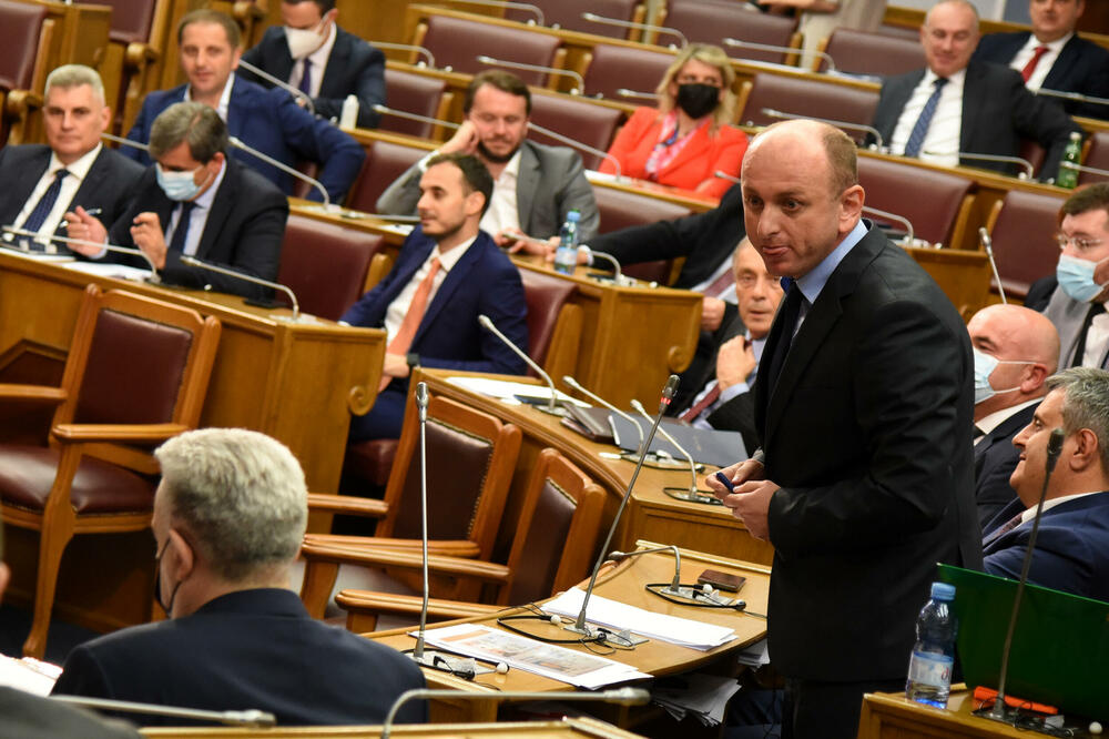 Knežević i Krivokapić tokom premijerskog sata, Foto: Luka Zeković