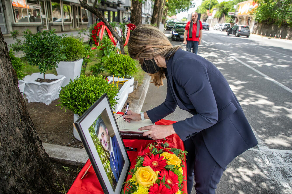 Srzentić položila cvijeće na mjesto ubistva Duška Jovanovića, Foto: PR Centar