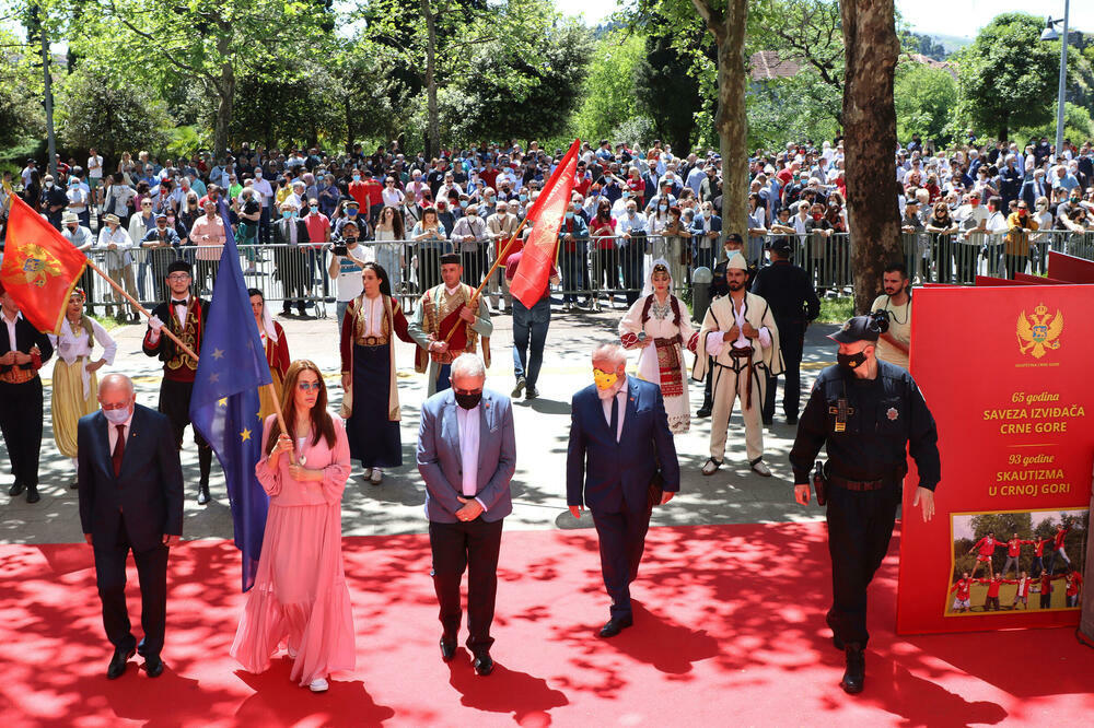 Minut ćutanja pred Skupštinom Crne Gore 9. maja, Foto: Savo Prelević