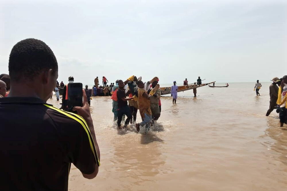 Izvlačenje žrtava: Detalj sa rijeke Niger, Foto: Reuters
