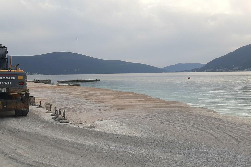 Jedna od svježe "prihranjenih" plaža u Tivtu, Foto: Siniša Luković