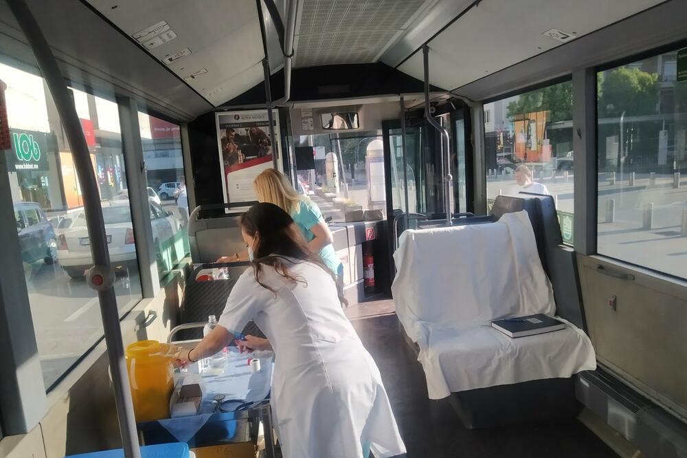 Detalj iz vakcinalnog autobusa: Danas u Podgorici, Foto: Borko Ždero