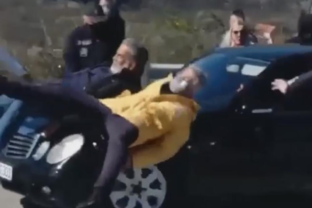 Dva čovjeka na haubi automobila sa štićenom ličnošću, Foto: Privatna arhiva/screenshot