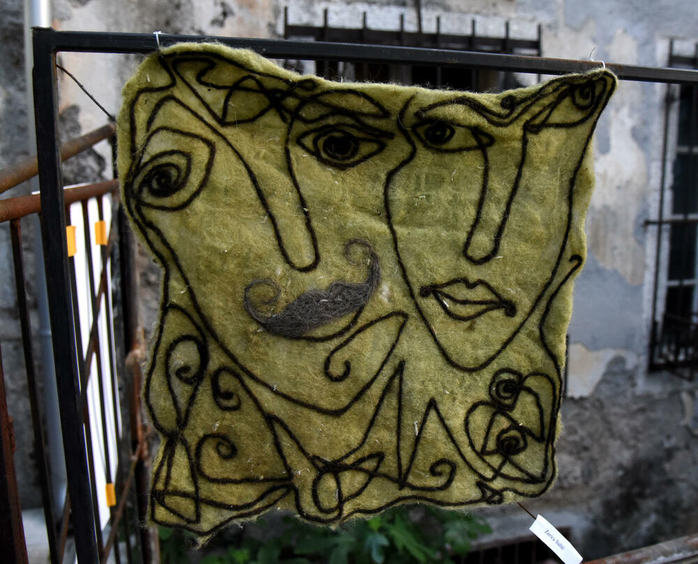 <p>"Likovnost čitavog postupka, prezentacija tradicionalnih tehnika oblikovanja vune, kao i mogućnost učešća, posjetiocima pruža jedinstveno iskustvo", rekla je autorka projekta, dizajnerka Jelena Đukanović</p>