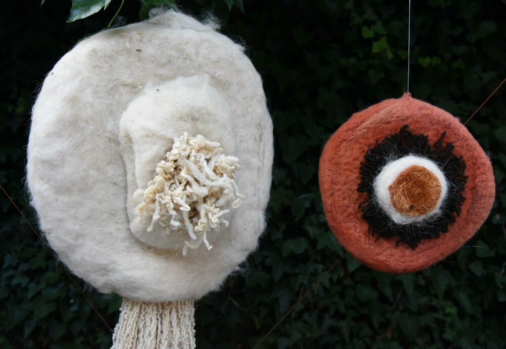 <p>"Likovnost čitavog postupka, prezentacija tradicionalnih tehnika oblikovanja vune, kao i mogućnost učešća, posjetiocima pruža jedinstveno iskustvo", rekla je autorka projekta, dizajnerka Jelena Đukanović</p>