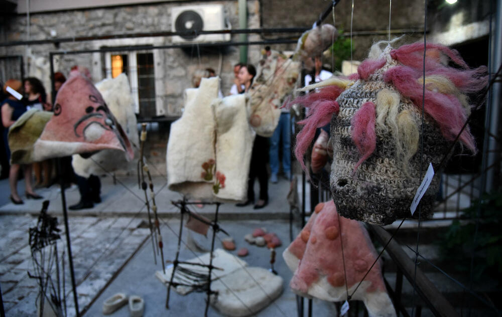 <p>"Likovnost čitavog postupka, prezentacija tradicionalnih tehnika oblikovanja vune, kao i mogućnost učešća, posjetiocima pruža jedinstveno iskustvo", rekla je autorka projekta, dizajnerka Jelena Đukanović</p>