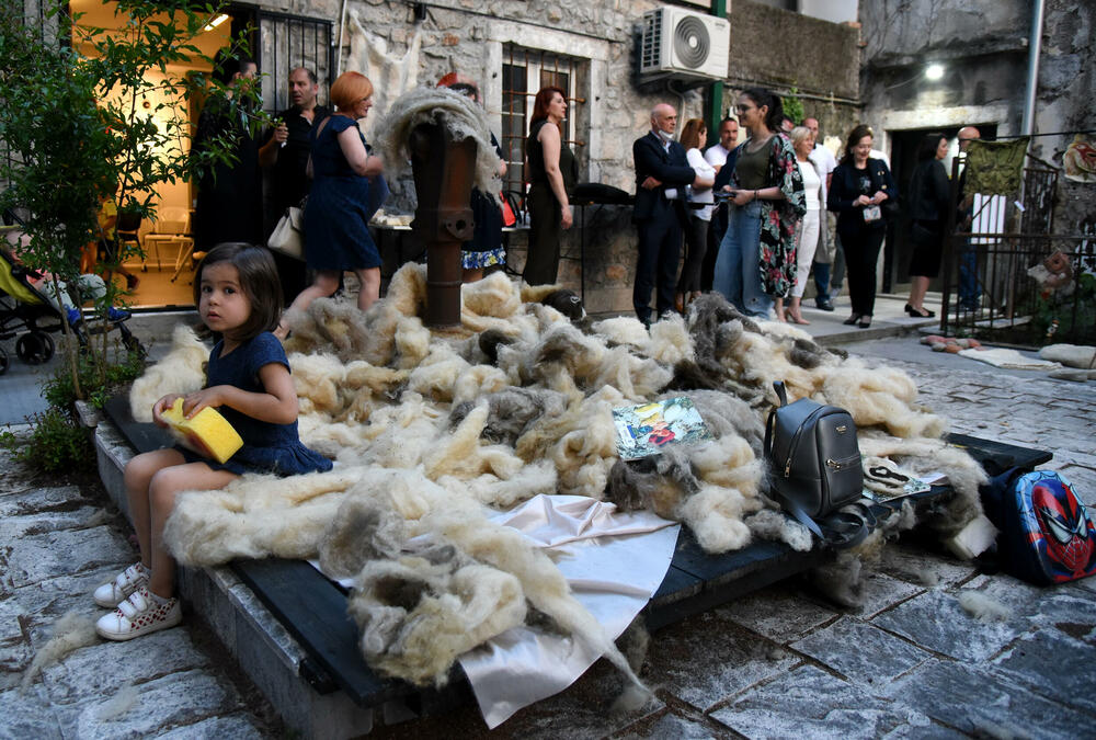 <p>"Likovnost čitavog postupka, prezentacija tradicionalnih tehnika oblikovanja vune, kao i mogućnost učešća, posjetiocima pruža jedinstveno iskustvo", rekla je autorka projekta, dizajnerka Jelena Đukanović</p>
