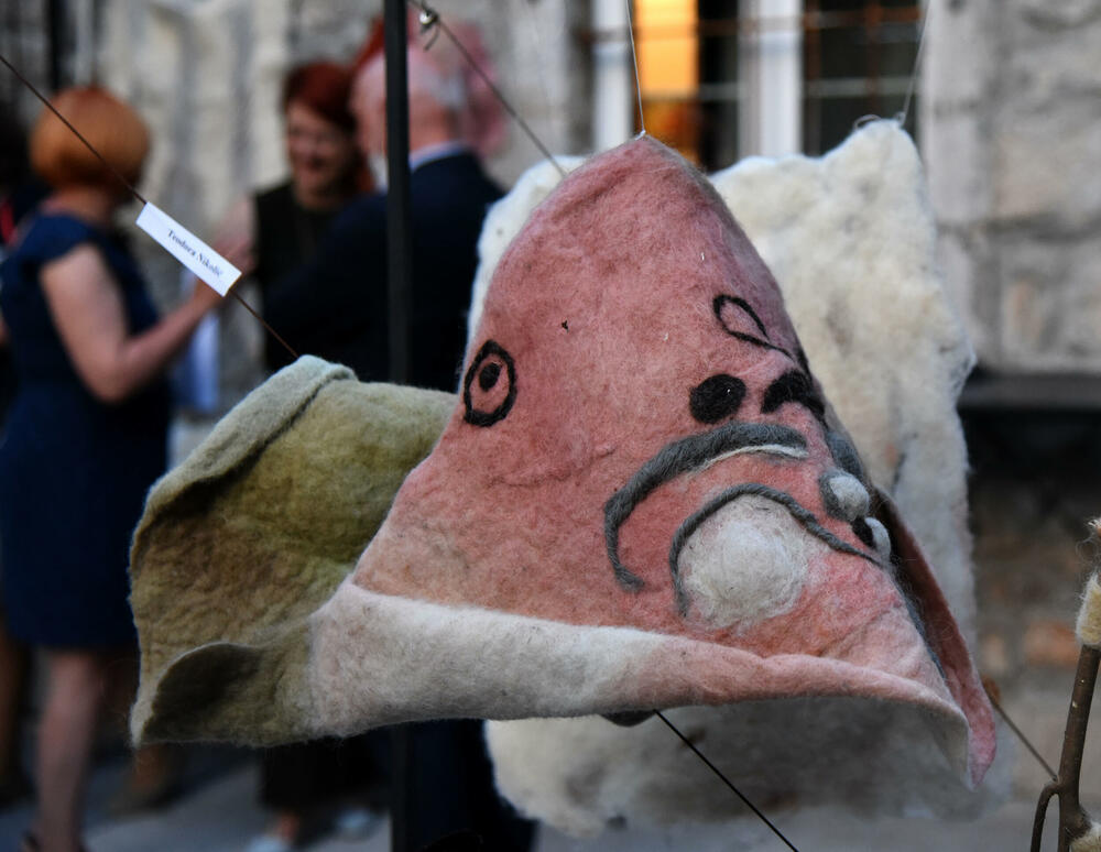 <p>"Likovnost čitavog postupka, prezentacija tradicionalnih tehnika oblikovanja vune, kao i mogućnost učešća, posjetiocima pruža jedinstveno iskustvo", rekla je autorka projekta, dizajnerka Jelena Đukanović</p>