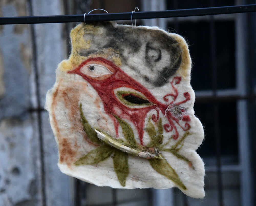 <p>"Likovnost čitavog postupka, prezentacija tradicionalnih tehnika oblikovanja vune, kao i mogućnost učešća, posjetiocima pruža jedinstveno iskustvo", rekla je autorka projekta, dizajnerka Jelena Đukanović</p>