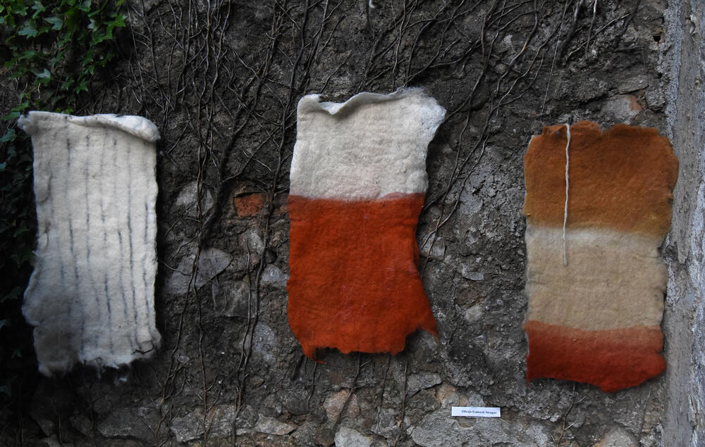 <p>"Likovnost čitavog postupka, prezentacija tradicionalnih tehnika oblikovanja vune, kao i mogućnost učešća, posjetiocima pruža jedinstveno iskustvo", rekla je autorka projekta, dizajnerka Jelena Đukanović</p>