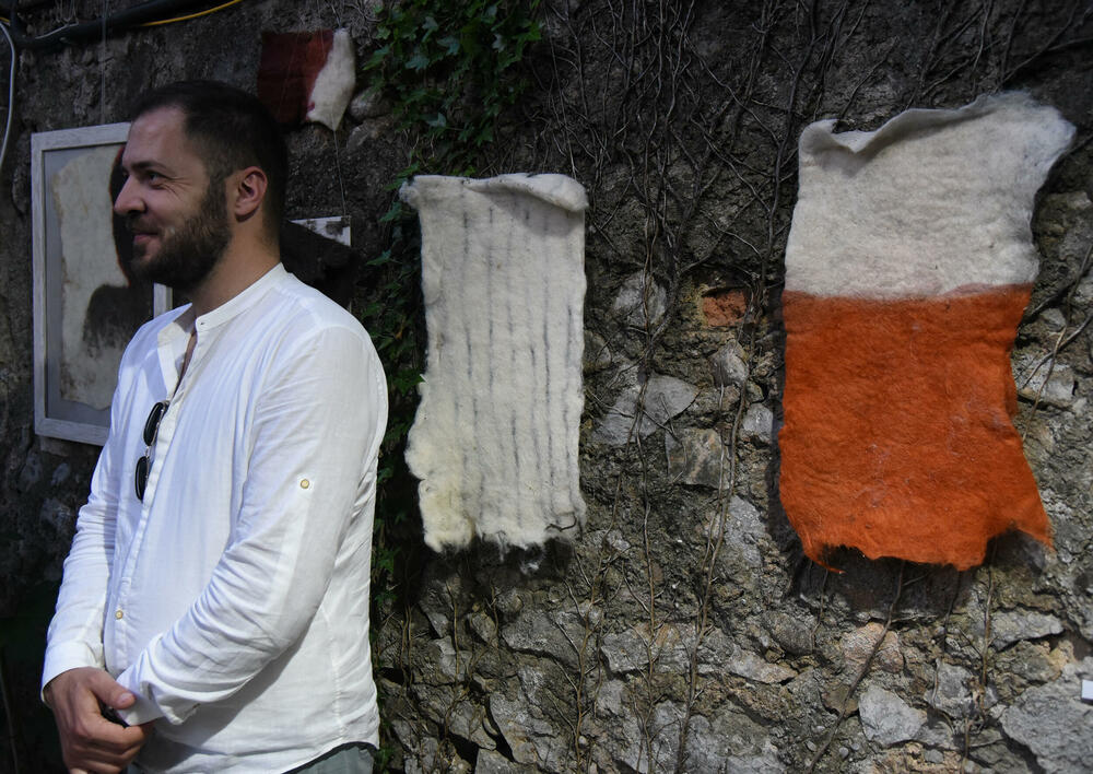 <p>"Likovnost čitavog postupka, prezentacija tradicionalnih tehnika oblikovanja vune, kao i mogućnost učešća, posjetiocima pruža jedinstveno iskustvo", rekla je autorka projekta, dizajnerka Jelena Đukanović</p>
