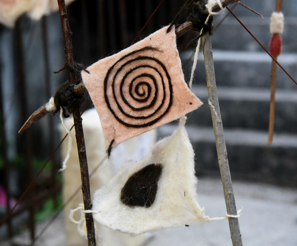 <p>"Likovnost čitavog postupka, prezentacija tradicionalnih tehnika oblikovanja vune, kao i mogućnost učešća, posjetiocima pruža jedinstveno iskustvo", rekla je autorka projekta, dizajnerka Jelena Đukanović</p>