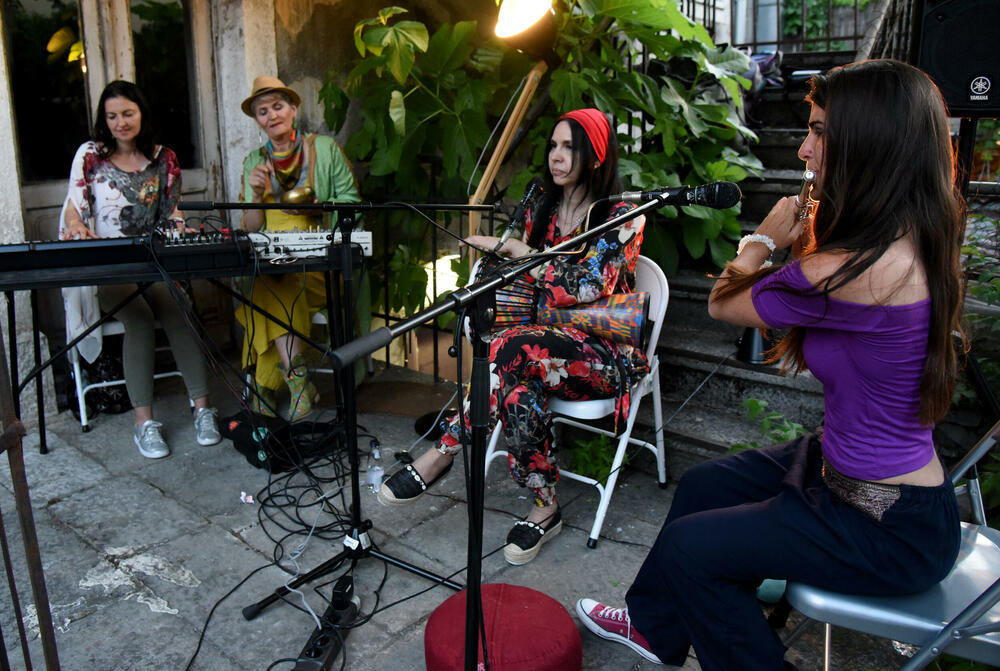 <p>"Likovnost čitavog postupka, prezentacija tradicionalnih tehnika oblikovanja vune, kao i mogućnost učešća, posjetiocima pruža jedinstveno iskustvo", rekla je autorka projekta, dizajnerka Jelena Đukanović</p>