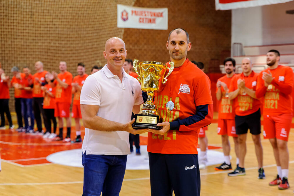 Predsjednik RSCG Petar Kapisoda i kapiten Lovćena Vuk Latković