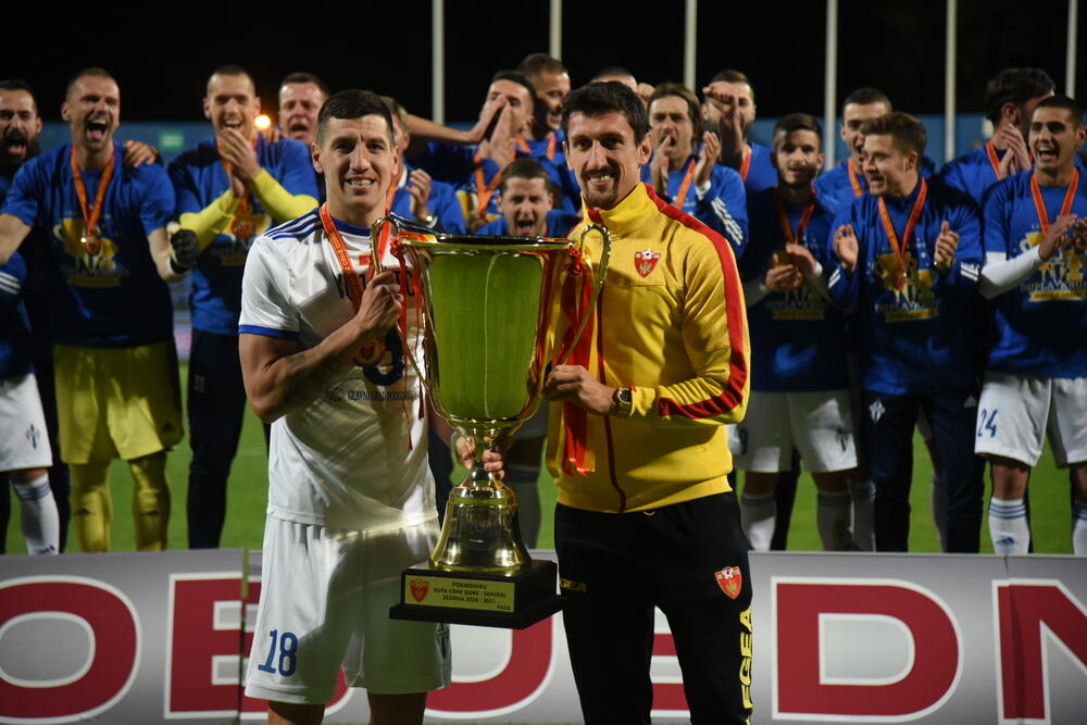 Stefan Savić uručio je trofej kapitenu Budućnosti Petru Grbiću