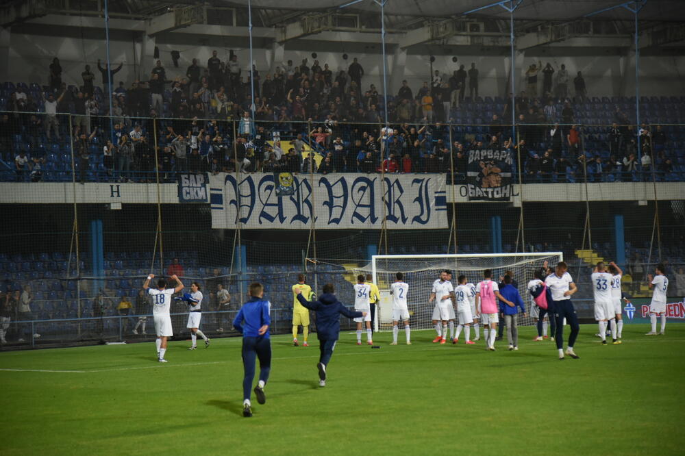 Navijači Budućnost na utakmici sa Dečićem u nedjelju, Foto: Savo Prelević