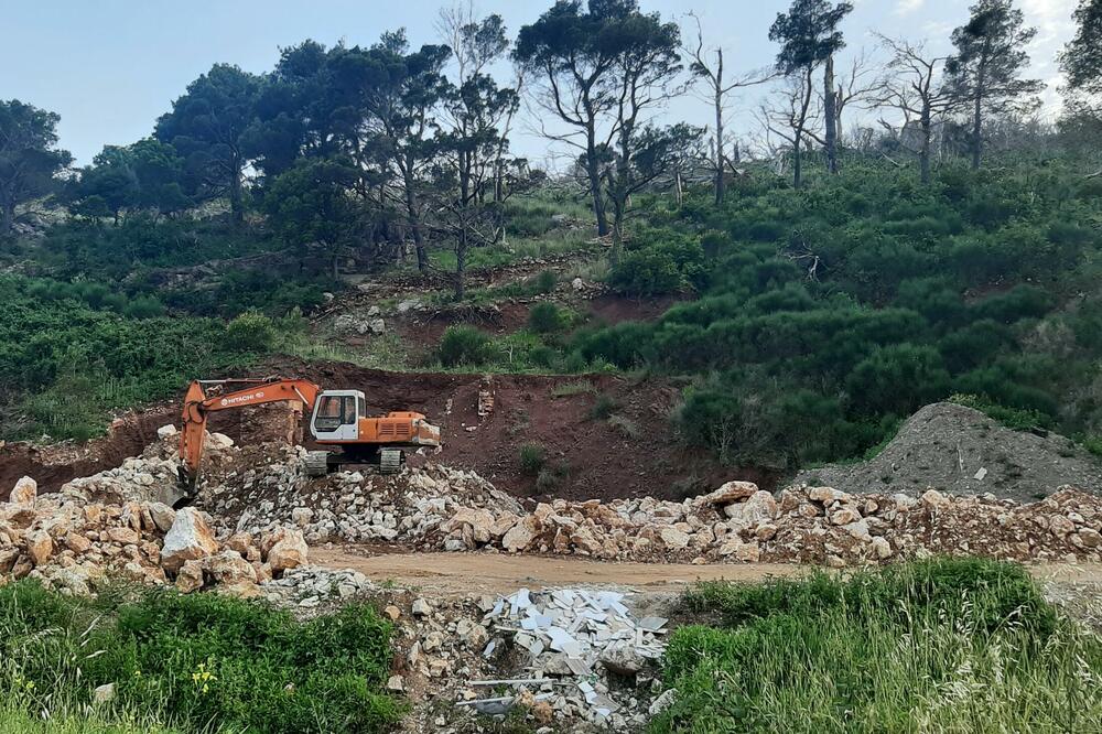 Iskopavanje na Golom brdu, u zoni Morskog dobra, Foto: Demokrate Bar