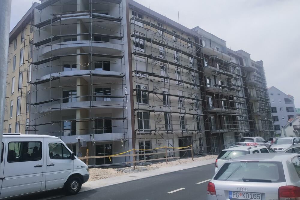 Nezavršena zgrada “Cijevna komerca”, Foto: Borko Ždero