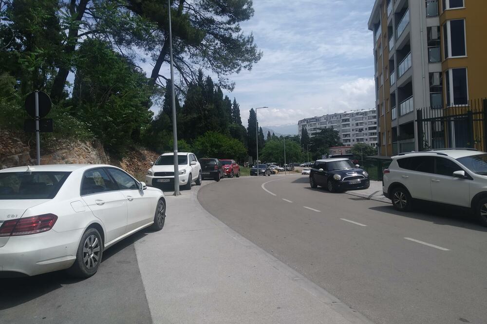 Automobili na trotoaru pod Ljubovićem, Foto: Borko Ždero