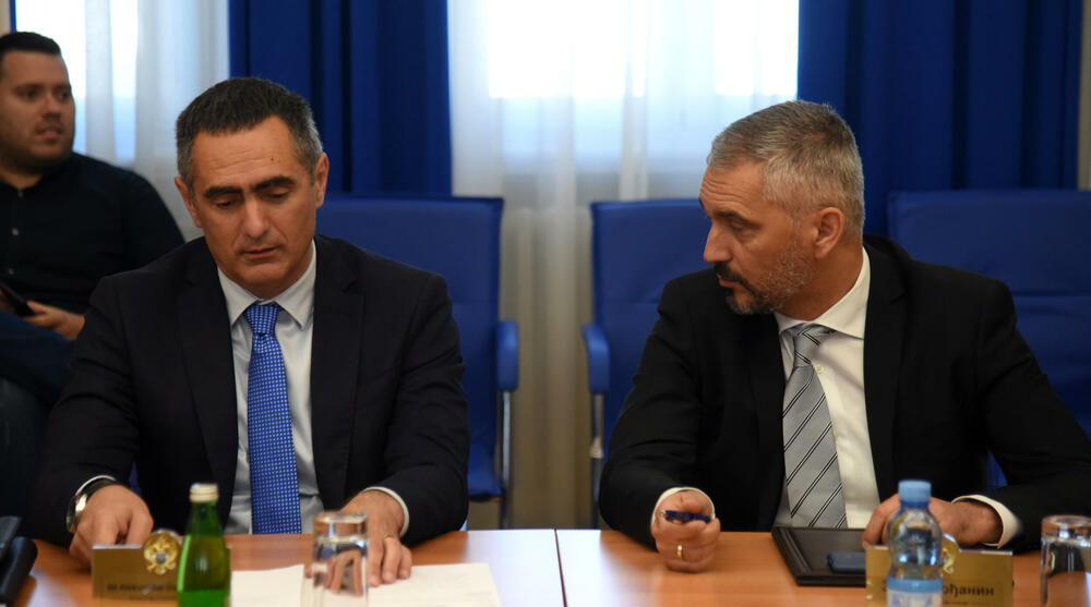 <p>"Odluka premjera Krivokapića i ministra Spajića govori o tome da je možda ova tema bila veoma škakljiva i osjetljiva za njih, zbog insinuacija koje je poslanik Nebojša Medojević iznio", kazao je Knežević. Kontrolno saslušanje zakazano povodom navoda o ponovnom pokretanju posla sa tranzitom cigareta preko Luke Bar i crnom tržištu cigareta u Crnoj Gori</p>