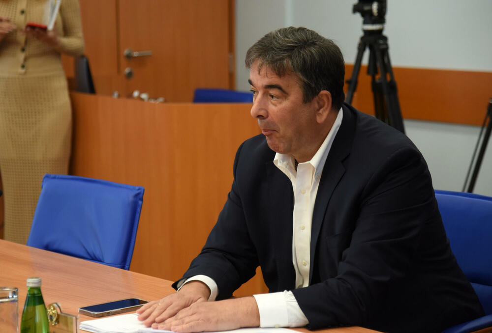 <p>"Odluka premjera Krivokapića i ministra Spajića govori o tome da je možda ova tema bila veoma škakljiva i osjetljiva za njih, zbog insinuacija koje je poslanik Nebojša Medojević iznio", kazao je Knežević. Kontrolno saslušanje zakazano povodom navoda o ponovnom pokretanju posla sa tranzitom cigareta preko Luke Bar i crnom tržištu cigareta u Crnoj Gori</p>