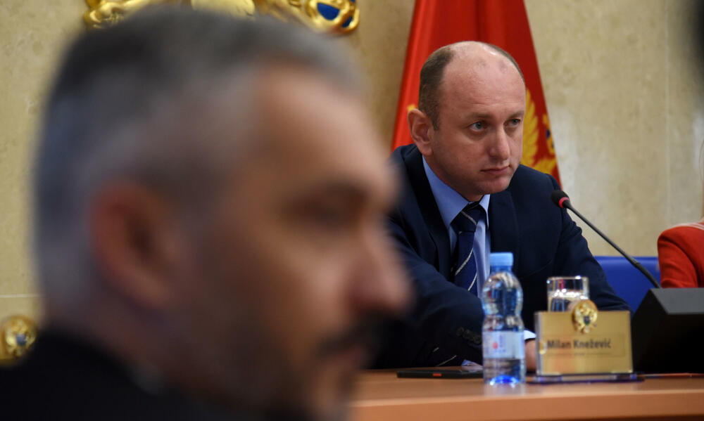 <p>"Odluka premjera Krivokapića i ministra Spajića govori o tome da je možda ova tema bila veoma škakljiva i osjetljiva za njih, zbog insinuacija koje je poslanik Nebojša Medojević iznio", kazao je Knežević. Kontrolno saslušanje zakazano povodom navoda o ponovnom pokretanju posla sa tranzitom cigareta preko Luke Bar i crnom tržištu cigareta u Crnoj Gori</p>