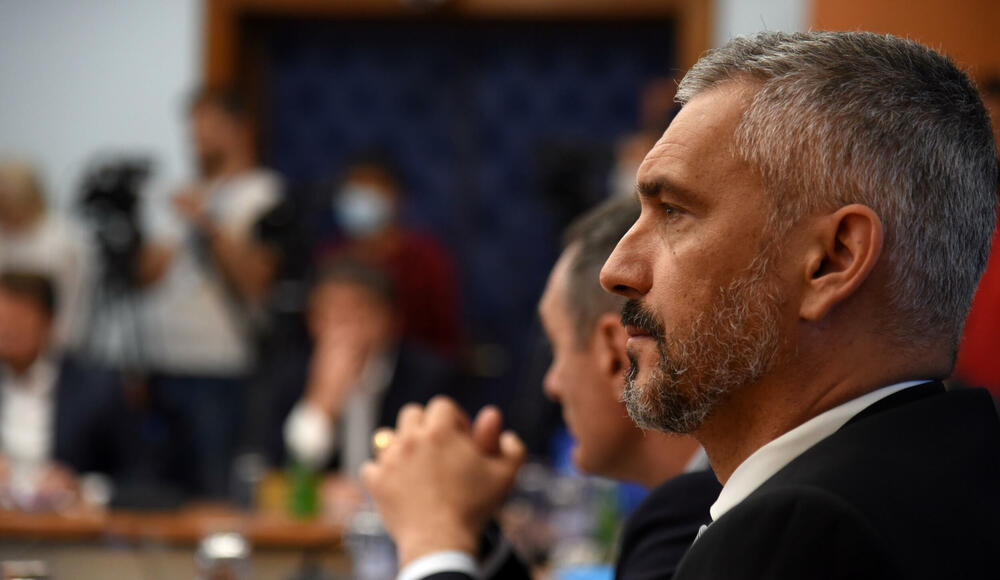 <p>"Odluka premjera Krivokapića i ministra Spajića govori o tome da je možda ova tema bila veoma škakljiva i osjetljiva za njih, zbog insinuacija koje je poslanik Nebojša Medojević iznio", kazao je Knežević. Kontrolno saslušanje zakazano povodom navoda o ponovnom pokretanju posla sa tranzitom cigareta preko Luke Bar i crnom tržištu cigareta u Crnoj Gori</p>