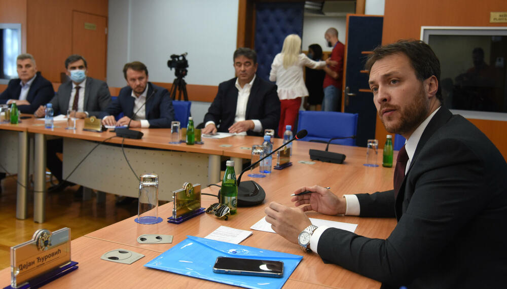 <p>"Odluka premjera Krivokapića i ministra Spajića govori o tome da je možda ova tema bila veoma škakljiva i osjetljiva za njih, zbog insinuacija koje je poslanik Nebojša Medojević iznio", kazao je Knežević. Kontrolno saslušanje zakazano povodom navoda o ponovnom pokretanju posla sa tranzitom cigareta preko Luke Bar i crnom tržištu cigareta u Crnoj Gori</p>