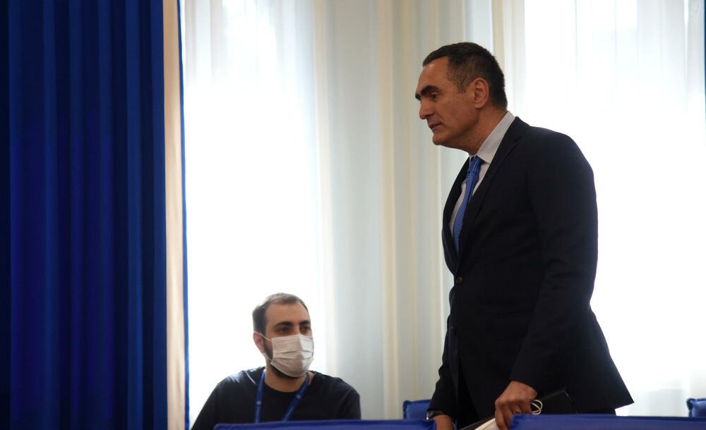 <p>"Odluka premjera Krivokapića i ministra Spajića govori o tome da je možda ova tema bila veoma škakljiva i osjetljiva za njih, zbog insinuacija koje je poslanik Nebojša Medojević iznio", kazao je Knežević. Kontrolno saslušanje zakazano povodom navoda o ponovnom pokretanju posla sa tranzitom cigareta preko Luke Bar i crnom tržištu cigareta u Crnoj Gori</p>