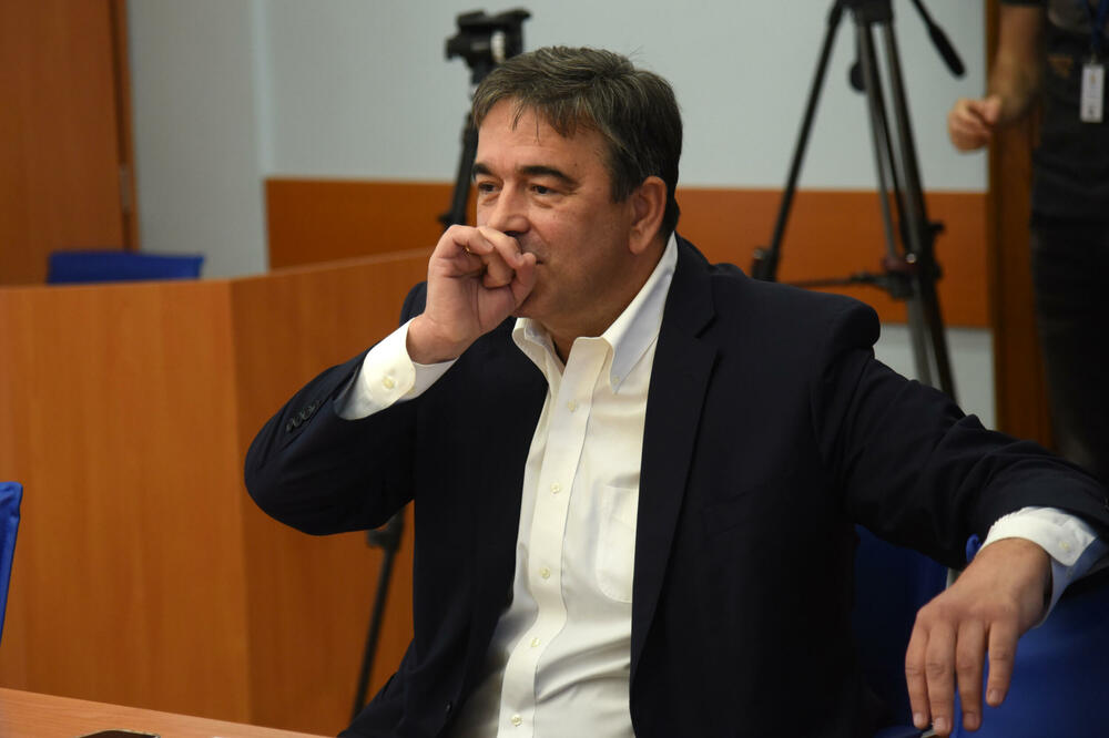 <p>"Odluka premjera Krivokapića i ministra Spajića govori o tome da je možda ova tema bila veoma škakljiva i osjetljiva za njih, zbog insinuacija koje je poslanik Nebojša Medojević iznio", kazao je Knežević. Kontrolno saslušanje zakazano povodom navoda o ponovnom pokretanju posla sa tranzitom cigareta preko Luke Bar i crnom tržištu cigareta u Crnoj Gori</p>