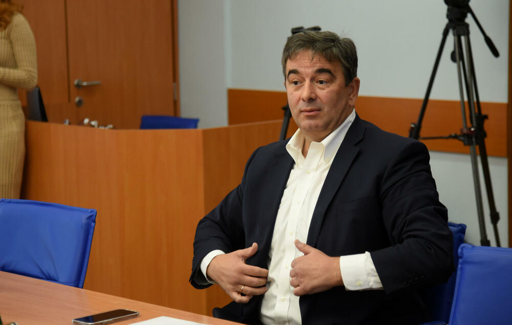 <p>"Odluka premjera Krivokapića i ministra Spajića govori o tome da je možda ova tema bila veoma škakljiva i osjetljiva za njih, zbog insinuacija koje je poslanik Nebojša Medojević iznio", kazao je Knežević. Kontrolno saslušanje zakazano povodom navoda o ponovnom pokretanju posla sa tranzitom cigareta preko Luke Bar i crnom tržištu cigareta u Crnoj Gori</p>