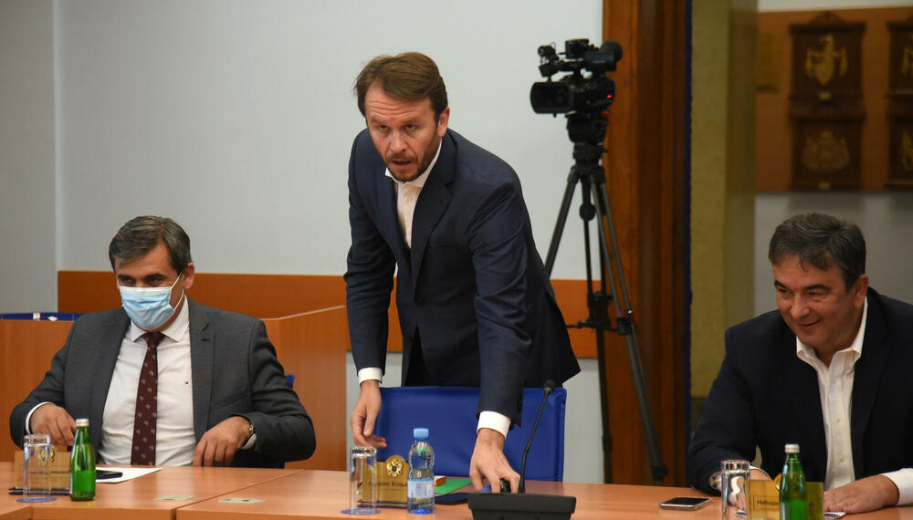 <p>"Odluka premjera Krivokapića i ministra Spajića govori o tome da je možda ova tema bila veoma škakljiva i osjetljiva za njih, zbog insinuacija koje je poslanik Nebojša Medojević iznio", kazao je Knežević. Kontrolno saslušanje zakazano povodom navoda o ponovnom pokretanju posla sa tranzitom cigareta preko Luke Bar i crnom tržištu cigareta u Crnoj Gori</p>