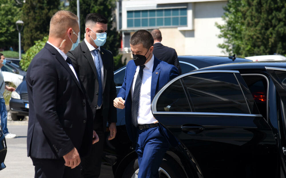 <p>"Vaša misija ostaje temelj i sjećanje na onu tačku otkuda smo kao narod krenuli i odgovor kamo nam valja stići“, kazao je premijer</p>