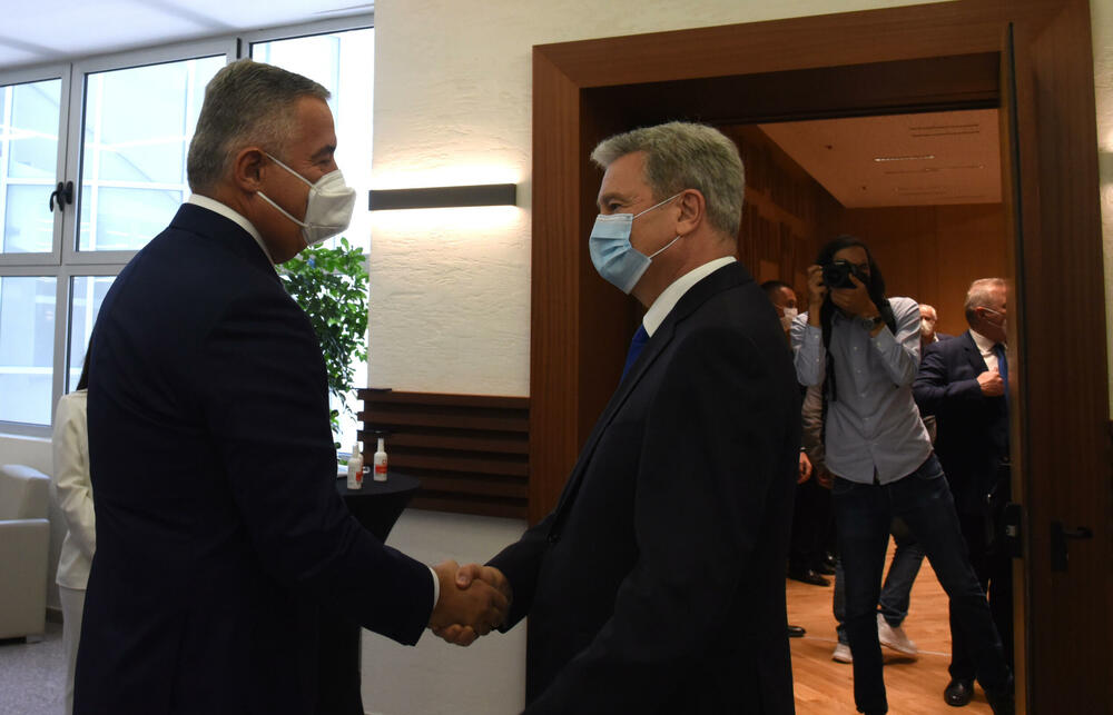 <p>"Vaša misija ostaje temelj i sjećanje na onu tačku otkuda smo kao narod krenuli i odgovor kamo nam valja stići“, kazao je premijer</p>