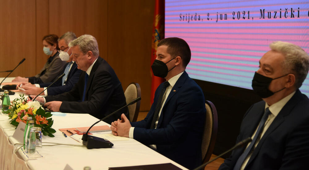 <p>"Vaša misija ostaje temelj i sjećanje na onu tačku otkuda smo kao narod krenuli i odgovor kamo nam valja stići“, kazao je premijer</p>