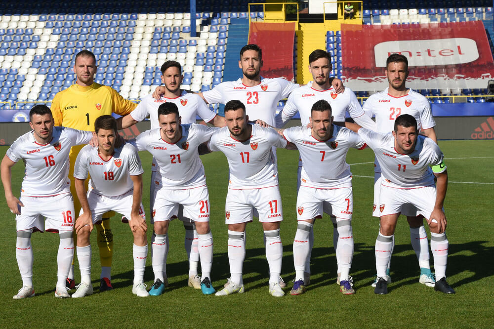 Crnogorski fudbaleri koji su počeli meč sa BiH u Sarajevu, Foto: Savo Prelević